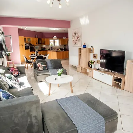 Nikos Spacious And Panoramic דירה